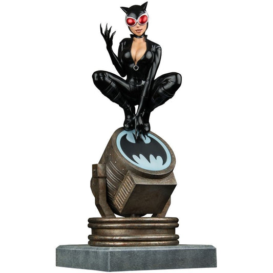 Batman - Catwoman on Light-Up Bat-Signal Limited Edition Statue
